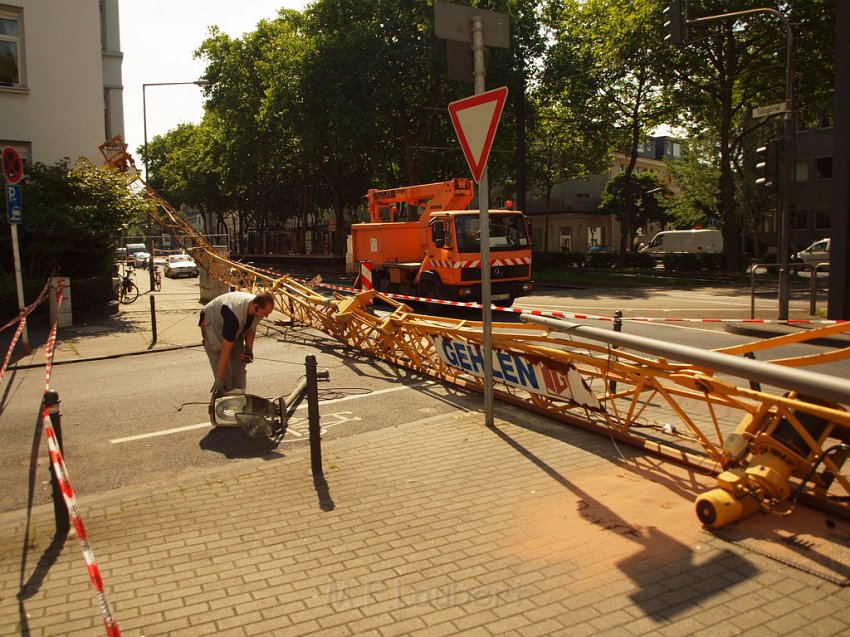 Baukran umgestuerzt Koeln Suelz Suelzguertel P131.JPG